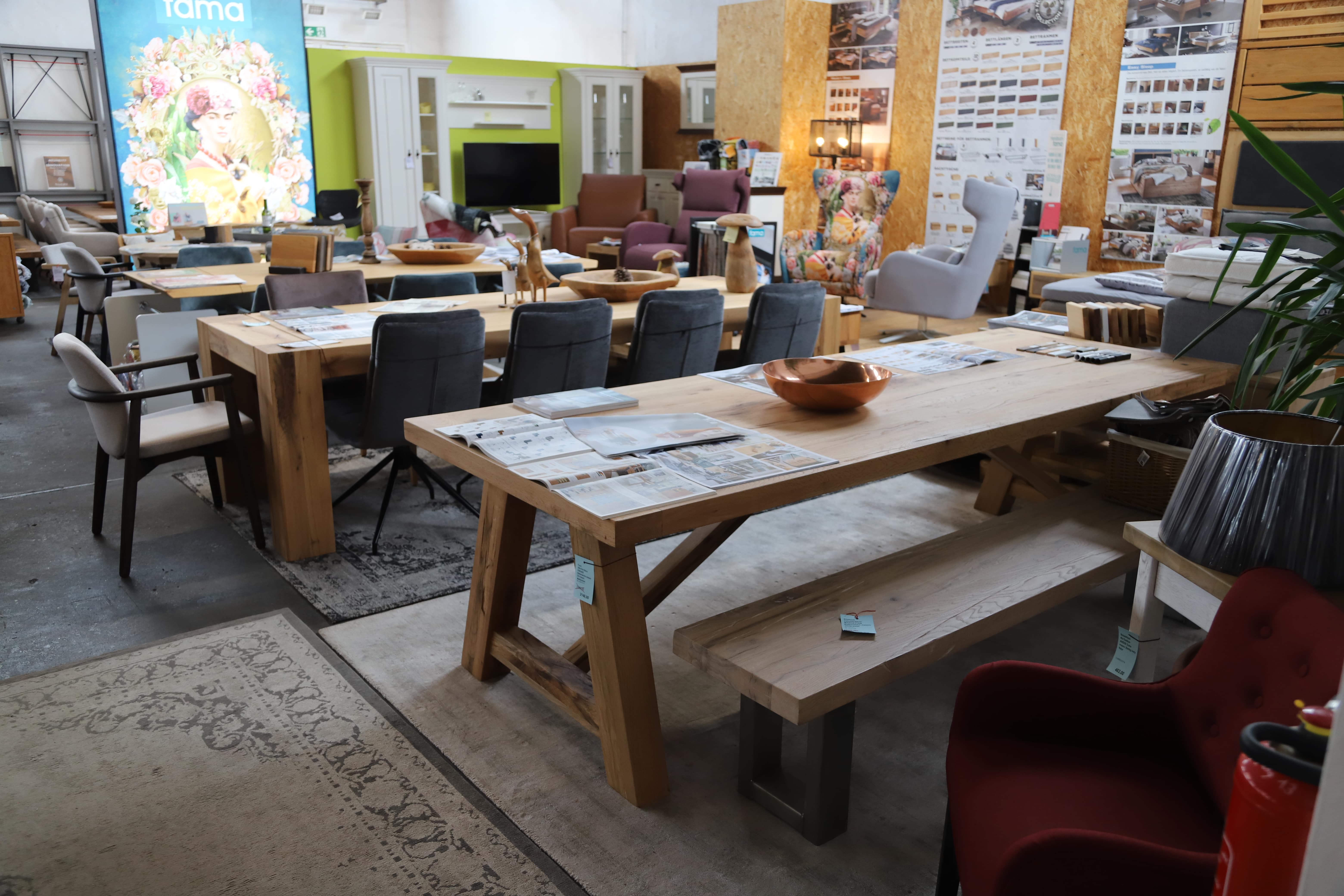 Ausstellung Casademobila Esstische aus Massivholz
