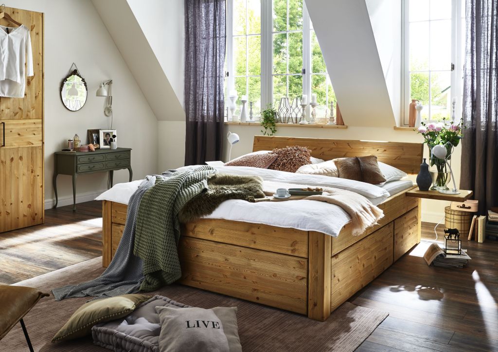 Massives Holzbett mit Schubladen aus Wildeiche